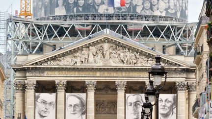 &nbsp; (Les portraits des quatre héros de la Résistance figurent entre les colonnades du Panthéon, où ils feront leur entrée mercredi © IP3 PRESS/MAXPPP)