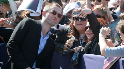 Assailli par ses fans, l'acteur britannique Robert Pattinson à son arrivée au festival de Deauville, le 2 août 2017
 (PHILIP ROCK / ANADOLU AGENCY)