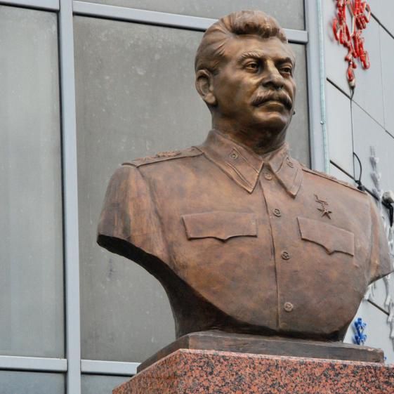 A la veille des célébrations de la fin de la Seconde Guerre mondiale, fixées au 9 mai en Russie, une statue du dictateur soviétique a été inaugurée mercredi 8 mai 2013 à Iakoutsk, dans l'extrême-orient russe. (Bolot Botchkarev/Ria Novosti/AFP)