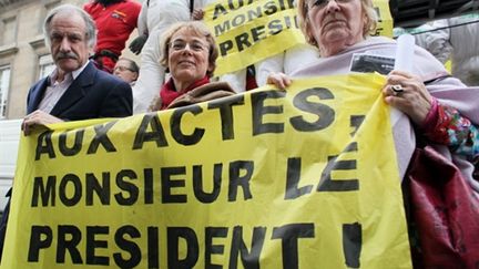 Noël Mamère avec les militants de Greenpeace lors de leur manifestation à l'Assemblée nationale (2/12/2009) (AFP/THOMAS COEX)