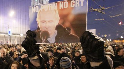 Des milliers de personnes se sont rassembl&eacute;es lundi 5 mars 2012 dans le centre de Moscou (Russie) pour d&eacute;noncer l'&eacute;lection de Vladimir Poutine &agrave; la pr&eacute;sidentielle la veille. (ANTON GOUBLEV / REUTERS )