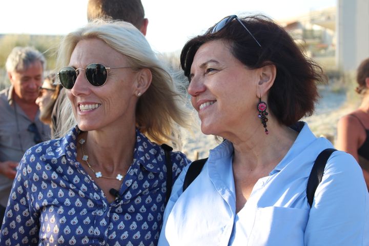 Marie Sara, candidate LREM, et sa suppléante Katy Guyot au Grau-du-Roi (Gard), le 13 juin 2017. (ROBIN PRUDENT / FRANCEINFO)