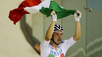 Il pleure en même temps qu'il se marre : et pour cause, le cycliste italien Elia Viviani a décroché l'or en omnium au Vélodrome de Rio, le 15 août 2016.&nbsp; (VICTOR R. CAIVANO / AP /SIPA)