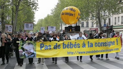 Manifestation contre un décret baissant les qualifications dans les crèches (06 mai 2010) (AFP/JACQUES DEMARTHON)