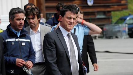 Le ministre de l'Int&eacute;rieur, Manuel Valls, le 12 juillet 2012 &agrave; Chamonix (Haute-Savoie). (JEAN-PIERRE CLATOT / AFP)