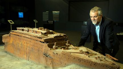 Paul-Henri Nargeolet, face à une maquette du Titanic, en mai 2013, à Paris. (JOEL SAGET / AFP)