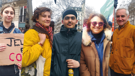 Olivia, Marthe, Robin, Virginie et Vladimir, manifestants et manifestantes contre le projet de réforme des retraites, à Paris, le 23 mars 2023. (ASTRID AMADIEU / FRANCEINFO)