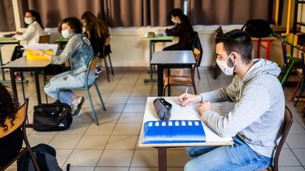 Des lycéens de Perpignan&nbsp;spumis au protocole sanitaire anti Covid-19 à Perpignan, en juin 2020. (JEAN-CHRISTOPHE MILHET / HANS LUCAS)