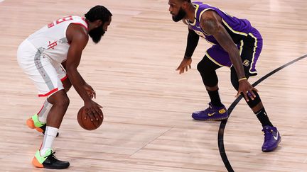 James Harden des Rockets de Houston face à LeBron James des Lakers de Los Angeles, le 4 septembre 2020, à Lake Buena Vista (Floride). (MIKE EHRMANN / GETTY IMAGES NORTH AMERICA)