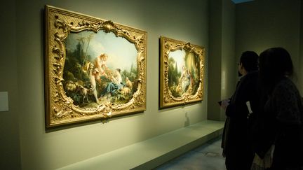 Des visiteurs devant "Le Pasteur Complaisant" (1738) de François Boucher
 (DENIS CHARLET / AFP)