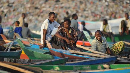 A partir des années 70, le commerce du poisson devient une part non-négligeable de l'économie du pays. Des structures plus modernes sont développées grâce à l'Union soviétique, alors alliée du pays. La pêche est un vecteur d'emplois et une source de revenus importante pour nombre de Somaliens. Mais le début de la guerre civile en 1991 va, au fil des 22 années de conflits, anéantir pratiquement cette industrie. (AFP/SIMON MAINA)