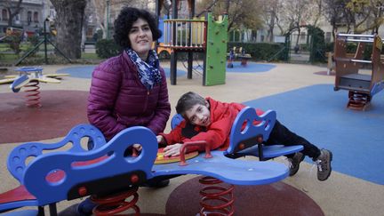 Eszter Harsanyi et son fils Aron aux jeux d'extérieur conçus par la mère de famille à Budapest, le 22 novembre 2017. (PETER KOHALMI / AFP)