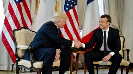 Donald Trump et Emmanuel Macron,&nbsp;lors de leur (très longue) poignée de main, le 25 mai à Bruxelles (Belgique).&nbsp; (PETER DEJONG / AFP)