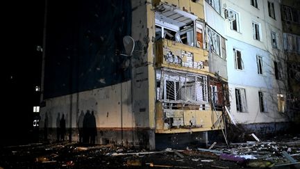 Un immeuble de Kharkiv, dans l'est de l'Ukraine, touché par des frappes de l'armée russe, le 31 janvier 2024. (SERGEY BOBOK / AFP)