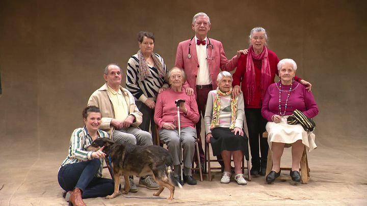 Les résidents de l'Ehpad avec le médecin prennent la pose devant l'objectif de Yann Arthus-Bertrand. (FRANCE 3 CENTRE-VAL DE LOIRE)