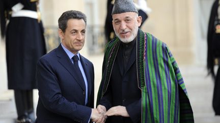 Nicolas Sarkozy et Hamid Karza&iuml; &agrave; l'Elys&eacute;e, &agrave; Paris, le 27 janvier 2012. (ERIC FEFERBERG / AFP)