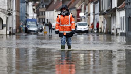 Un habitant se promène dans une rue inondée de Neuville-sous-Montreuil, dans le nord de la France, le 9 novembre 2023. (SAMEER AL-DOUMY / AFP)