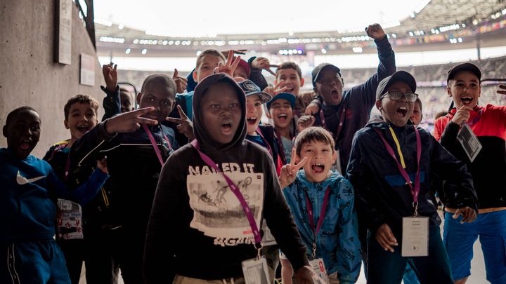 Quelques jeunes de Haute-Vienne, juste avant le début des épreuves d'athlétisme, le 31 août 2024, au Stade de France. (Jean-Marie Rayapen / SPF)