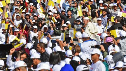 Le pape arrive au Zayed Sports City Stadium le 5 février 2019, aux Emirats arabes unis, où il doit dire une messe devant quelque 170 000 catholiques. (GIUSEPPE CACACE / AFP)