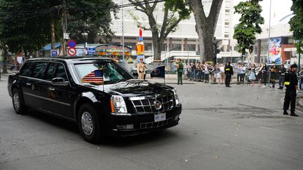 Le convoi du président américain, Donald Trump, quitte le lieu du sommet, le 28 février 2019 à Hanoï (Vietnam). (NHAC NGUYEN / AFP)