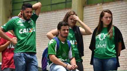 Les supporters attristés du club brésilien de Chapecoense. (NELSON ALMEIDA / AFP)