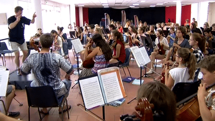 Quatre-vingts jeunes Européens rassemblés autour de leur amour de la musique.
 (France 3)