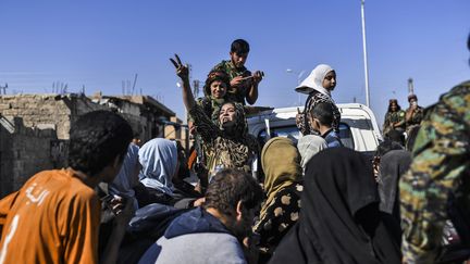 Dans la ville de Raqa, en passe d'être libérée par les Forces démocratiques syriennes, le 12 octobre 2017. (BULENT KILIC / AFP)