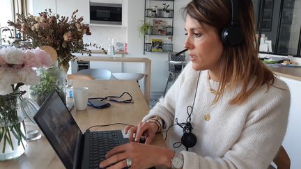 Anne-Sophie Minkiewicz,&nbsp;fondatrice de Infirmière Reconversion, à son domicile à Paris, le 10 mai 2022. (SOLENNE LE HEN / RADIO FRANCE)