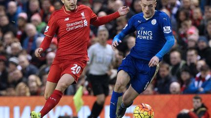 Adam Lallana (Liverpool) au coude à coude avec Jamie Vardy (Leicester)  (LINDSEY PARNABY / AFP)