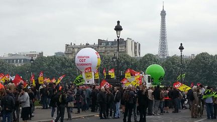  (Les manifestants place des Invalides à Paris © Radio France)