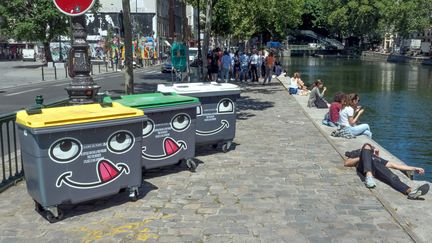 À l'été 2018, la ville de Paris a réalisé une commande aupres d'un street-artist pour rendre plus visible le mobilier urbain de propreté au bord du canal Saint-Martin (photo d'illustration). (BRUNO LEVESQUE / MAXPPP)