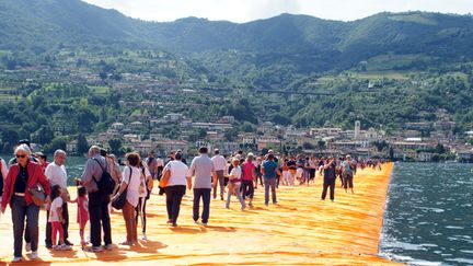 Une longue file de visiteurs découvre les passerelles de Christo, sur le lac d'Iseo (18 juin 2016)
 (Carola Frentzen / DPA)