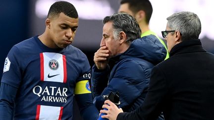 Le Parisien Kylian Mbappé avec son entraîneur Christophe Galtier lors de la 28e journée de Ligue 1 contre Rennes, au Parc des Princes, le 19 mars 2023. (FRANCK FIFE / AFP)