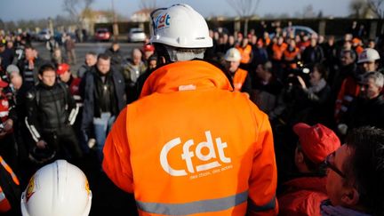 Des syndicalistes de la CFDT manifestent sur le site&nbsp;ArcelorMittal de Florange (Moselle), menac&eacute; de fermeture, le 13 mars 2012. (JEAN-CHRISTOPHE VERHAEGEN / AFP)