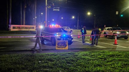 Le Trump International Golf Club à West Palm Beach, en Floride, fermé par la police après qu'un homme a pointé une arme à feu, alors que Donald Trump jouait au golf, le 15 septembre 2024. (CARLOS ESCALONA / ANADOLU / AFP)