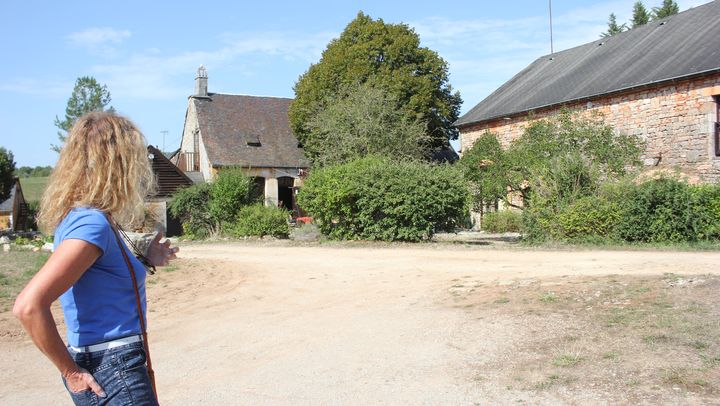 Marl&egrave;ne fait visiter le hameau Les Ages et ses maisons en pierre de taille. (CLEMENT PARROT / FRANCETV INFO)