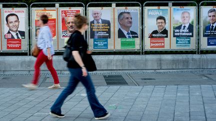 Les panneaux électoraux dans la ville de Pau (Pyrénées-Atlantiques) pour le premier tour de l'élection présidentielle, le 23 avril 2017. (LAURENT FERRIERE / AFP)