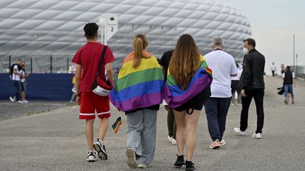 Des supporters de football se rendent au stade pour le match de l'Euro Allemagne-Hongrie et montrent leur soutien à la communauté LGBT+. (FRANK HOERMANN/SVEN SIMON / SVEN SIMON)