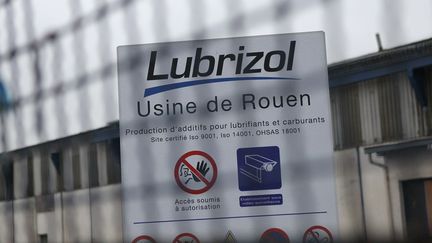 Entrée de l'usine Lubrizol, à Rouen, le 22 janvier 2013. (CHARLY TRIBALLEAU / AFP)