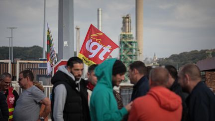 Des grèvistes de la CGT devant la raffinerie TotalEnergies de Gonfreville-l'Orcher, en Seine-Maritime. (LOU BENOIST / AFP)