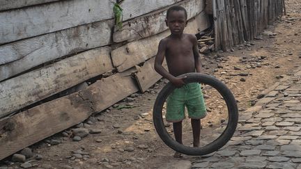 est celle d'un petit pays insulaire d'Afrique centrale que les principaux indicateurs situent parmi les moins développés de la planète et dont la moitié de la population (55.000 habitants) vit sous le seuil de pauvreté.
 (Sandrine Auneau )