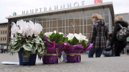 Des fleurs ont été déposées sur l'esplanade devant la gare centrale de Cologne (Allgemagne), le 7 janvier 2016, là où des agressions sexuelles ont été commises la nuit du Nouvel An. (OLIVER BERG / DPA / AFP)