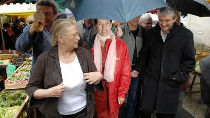 Ségolène Royal (au centre) et Olivier Falorni (à droite) en 2007 (XAVIER LEOTY / AFP)