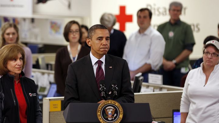 Barack Obama au quartier g&eacute;n&eacute;ral de la Croix Rouge, &agrave; Washington (Etats-Unis), le 30 octobre 2012. (LARRY DOWNING / REUTERS)