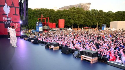 Les supporters français au Club France à la Villette à Paris acclament les trois médaillés d'argent de l'épreuve par équipe de tir à l'arc des Jeux de Paris, le 29 juillet 2024. (MILLEREAU PHILIPPE / KMSP / AFP)