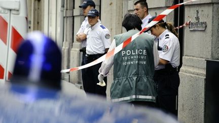 La Police Lyonnaise après le braquage d'un bijouterie en centre-ville, le 01/06/2010 (AFP/JEAN-PHILIPPE KSIAZEK)