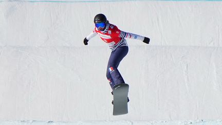 La snowboardeuse française Chloé Trespeuch lors de la coupe du monde de Chongli, le 26 novembre 2021. (YANG SHIYAO / XINHUA)