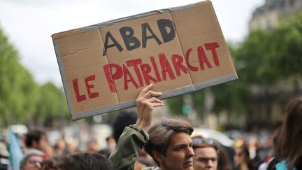 Une personne tient une pancarte "Abad le patriarcat", lors de la manifestation organisée par l'Observatoire des violences sexistes et sexuelles en politique, marid 24 mai à Paris. (THOMAS COEX / AFP)