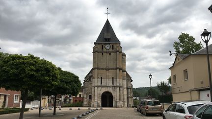 L'entrée de l'église de&nbsp;Saint-Etienne-du-Rouvray (Seine-Maritime),&nbsp;le 19 juillet 2017. (RAPHAEL GODET / FRANCEINFO)