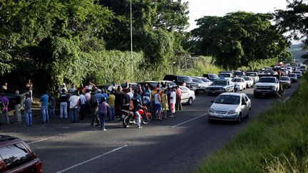 Une file d'attente pour acheter de l'essence à San Cristobal, au Venezuela, le 21 septembre 2018. (OSCAR DUQUE / AFP)